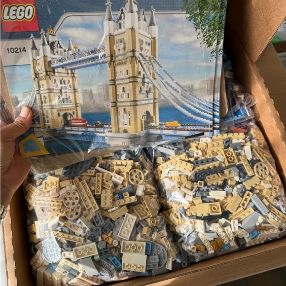 LEGO Tower Bridge Set - Tan, Blue, Gray - Picture 1 of 2